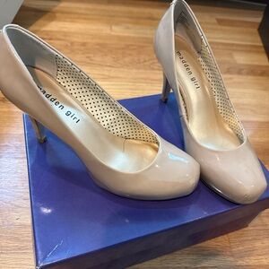 Madden Girl Cream Heels Rounded Toe Patent - Like New with original box